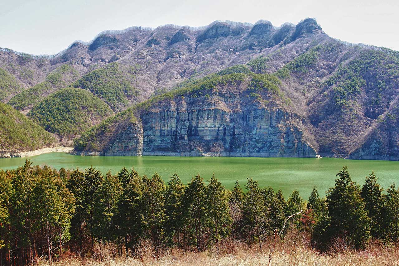  화순 적벽은, 1519년 기묘사화(己卯士禍)로 동복으로 유배를 왔던 신재 최산두(1483∼1536)가 “중국 양쯔강(楊子江)의 적벽에 버금가는 천하절경”이라고 감탄하며 붙인 이름이다. 