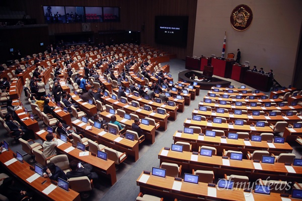 5일 오전 서울 여의도 국회에서 문재인 정부 첫 예산안 처리를 놓고 열린 본회의에 여야 의원들이 자유한국당 의원들의 등원을 기다리고 있다.
