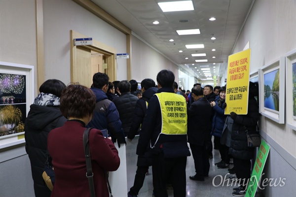  구미지역 시민단체들은 초등학교 전면 무상급식을 주장하며 5일 오전 구미시청 시장실 앞에서 남유진 구미시과의 면담을 요구했다.