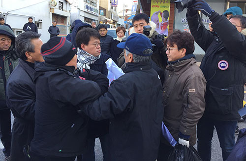 시민사회단체들이 5일 가톨릭회관 앞에서 하기로 했던 기자회견은 일부 단체의 반대로 인근 카페에서 진행됐다.
