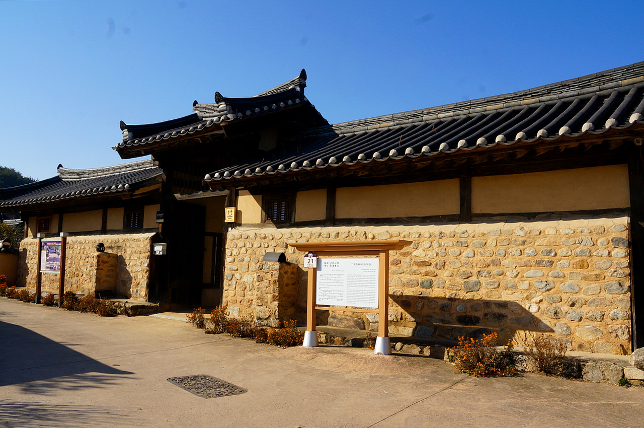 남호구택 솟을대문  1876년, 남호 김뢰식의 아버지, 김난영이 짓고 김뢰식이 살던 집이다. 대부호 집답게 솟을대문이 매우 크다. 