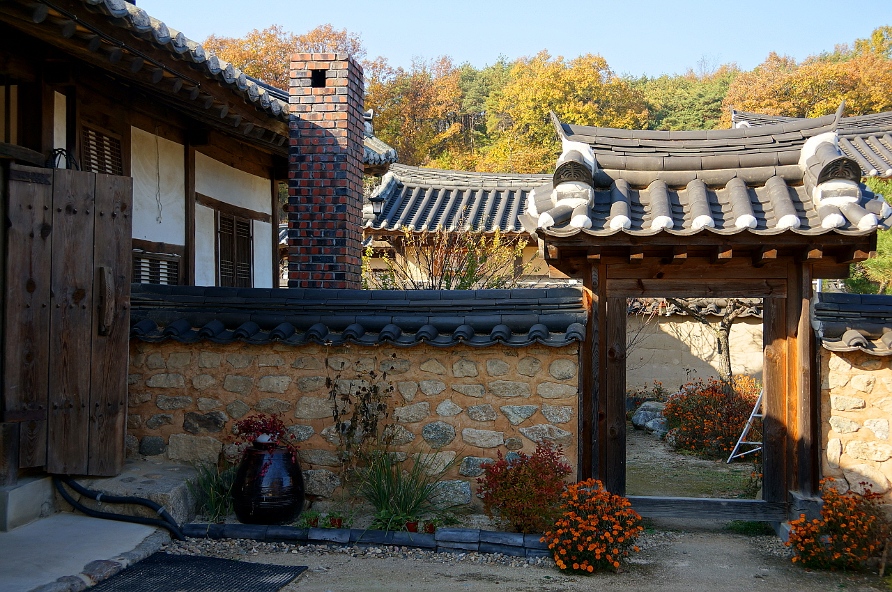 소강고택 붉은 벽돌 굴뚝  만회고택, 해와고택, 개암종택 모두 굴뚝이 낮으나 토향고택과 이 집 굴뚝은 화려하고 크다. 집 주인의 개성을 드러낸 굴뚝이다. 