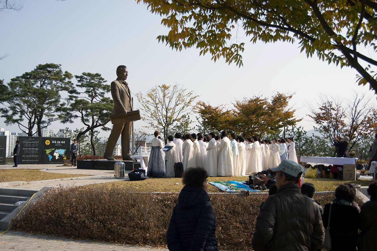 박정희의 거대한 동상 앞에서 진행된 구미차인연합회원들의 '헌다례'는 참석자들의 경건과 흠모의 정이 이를 수 있는 절정을 보여주었다.