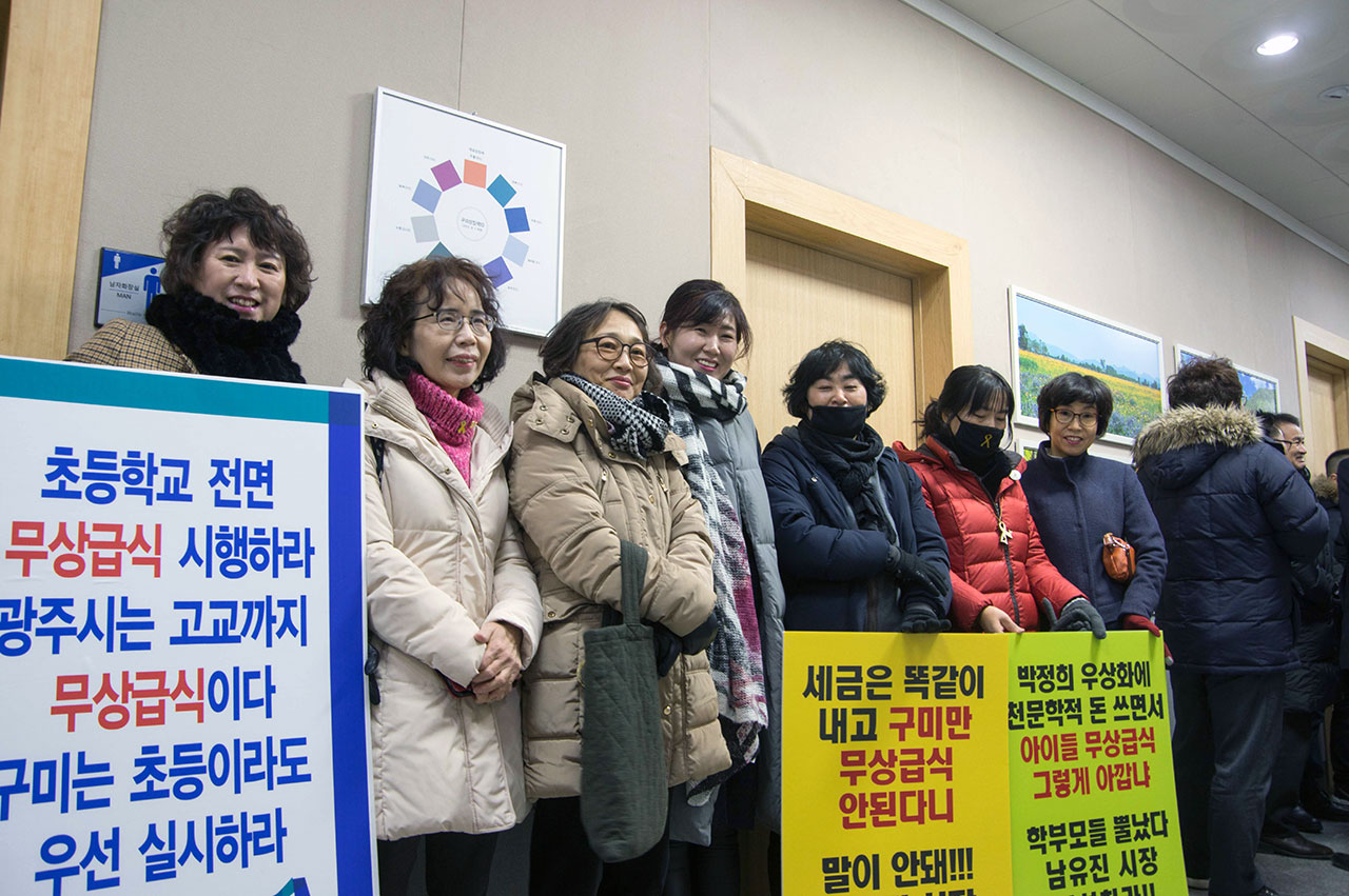 무상급식에 대한 시민들의 관심을 반영하듯 기자회견에는 어머니들의 참석이 두드러졌다. 시 청사 안에서 면담을 요구하는 시민단체 회원들.