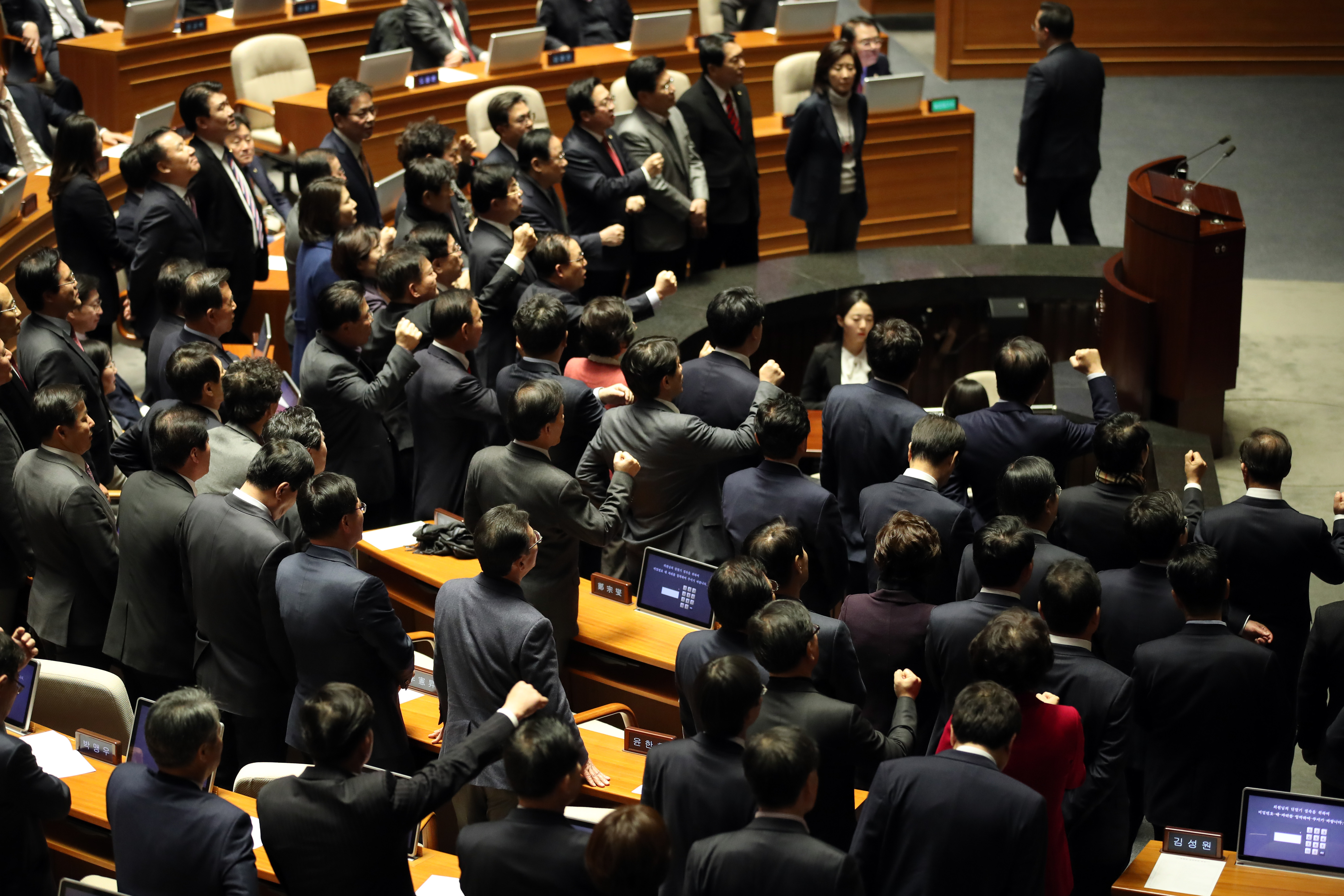 (서울=연합뉴스) 박동주 기자 = 5일 밤 국회에서 재개된 2018년도 예산안 처리를 위한 국회 본회의. 자유한국당 의원들이 법인세법 등에 항의하며 구호를 외치고 있다.