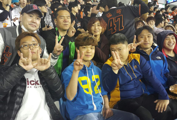 대전 연리지 장애가족 사회적 협동조합 조합원들이 야구장을 찾아 즐기고 있다. 