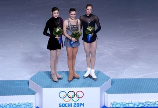  2014 소치 동계올림픽 피겨 여자싱글 시상식 장면. 왼쪽부터 김연아, 아델리나 소트니코바, 카롤리나 코스트너 순이다. 