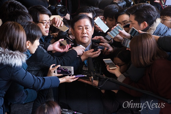  자유한국당 최경환 의원이 6일 오전 서울중앙지검에서 피의자 조사를 받기 위해 출석하고 있다. 검찰의 출석 요구 4번째 만에 조사를 받으러 나온 최 의원은 기획재정부 장관 시절 국정원 특수활동비 1억 원 수수혐의를 받고 있다. 