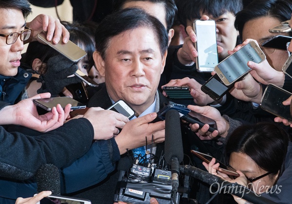 4일 구속된 자유한국당 최경환 의원. 사진은 지난해 12월 6일 오전 서울중앙지검에서 피의자 조사를 받기 위해 출석하고 있는 모습. 