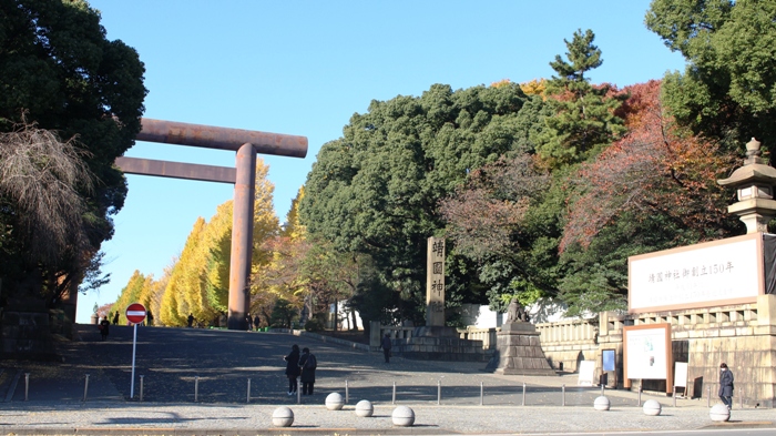 야스쿠니 신사 입구 모습입니다. 150년을 맞이했다는 알림판이 붙어 있었습니다. 외국 여행객들은 구경하러 들르고 있고, 일본 본토인들도 문화 풍토마냥 참배하러 수시로 이곳에 들르는 모습이었습니다.