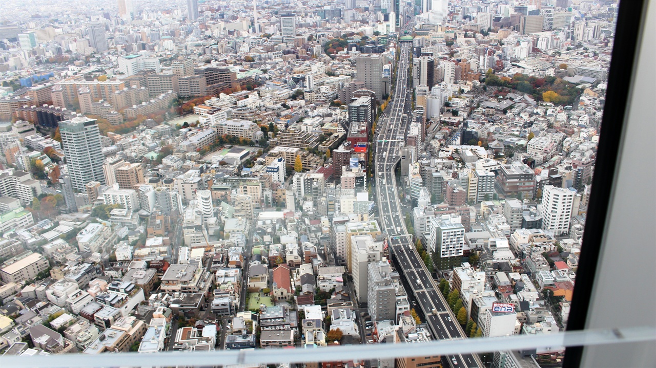53층의 롯폰기힐스 모리타워. 그 최고층에서 바라 본 일본 동경의 시내 전경. 왜 이렇게 투명하고 깨끗해 보일까? 일본 하늘이 황사도 미세먼지도 없이 맑고 깨끗한 까닭이었죠.