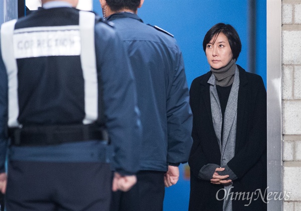 최순실씨의 조카 장시호씨가 지난 6일 오후 서울중앙지법에서 2년 6개월 실형을 선고 받고 법정구속이 되어 호송차량으로 향하고 있다. 