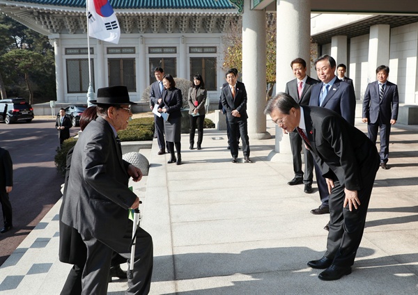 문재인 대통령이 6일 오후 청와대 본관에서 열린 종교지도자 초청 오찬 간담회에 참석하는 박우균 한국민족종교협의회 회장을 맞이하고 있다.