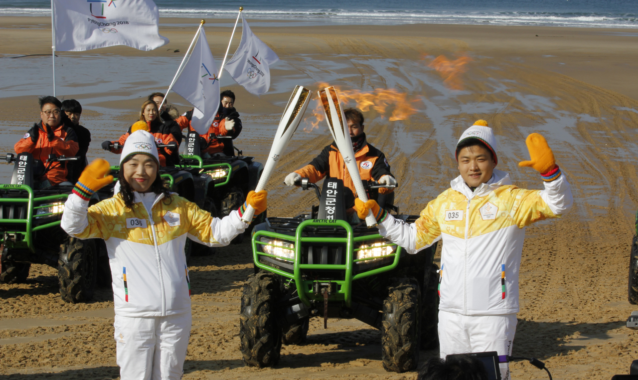 성화주자에 선발된 영광의 얼굴 평창을 향해 101일간의 여정을 시작한 평창성화가 6일 태안에 도착한 가운데 만리포해수욕장에서는 이색 봉송행사가 열렸다. 