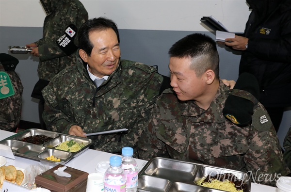 장병 격려하는 정세균 의장 정세균 국회의장이 6일 강원도 철원 제3보병사단(백골부대) 신병교육대대에서 점심 배식을 받은 후 장병들을 격려하고 있다.   