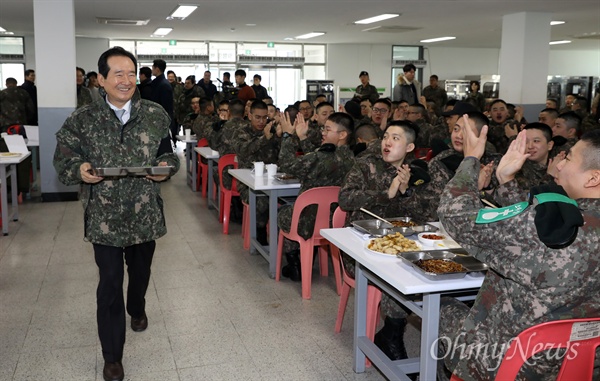 [오마이포토] 장병들 박수받는 정세균 의장 