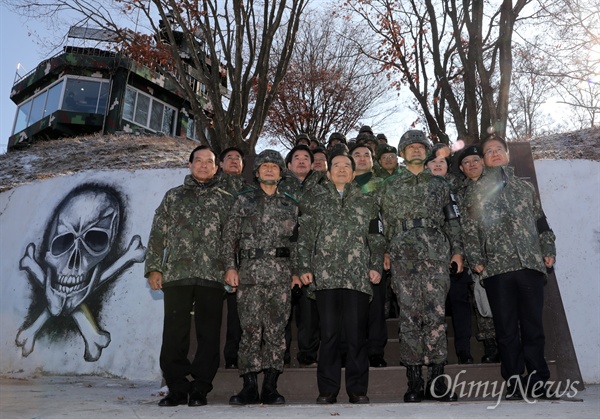 백골OP 찾은 정세균 의장 정세균 국회의장이 6일 강원도 철원 제3보병사단(백골부대) 백골OP를 찾아 기념촬영을 하고 있다. 앞줄 왼쪽부터 김중로 국민의당 의원, 김현종 사단장, 정 의장, 최병혁 군단장, 서주석 국방부 차관. 