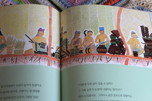 사람들은 '감옥에서 흘러나오는 이야기'를 들으면서 칠기를 새롭게 빚는다