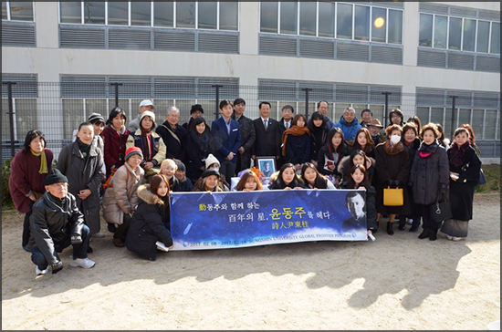 올해는 윤동주 탄생 100주년으로 한국의 성신여자대학교 학생들이 추도회에 함께 했다. 옛 형무소 터에서.