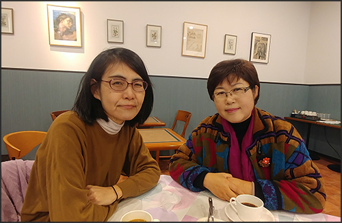 후쿠오카, 윤동주 시를 읽는 모임 대표 마나기 미키코씨(왼쪽)와 기자.