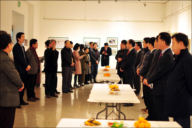조천현 작가의 ‘압록강 건너 사람들’ 대전전시회 개막식이 12월 7일 오전 10시, 대전시청 1층 전시실에서 50여명의 인사들이 참석한 가운데 개최됐다. 전시회는 9일까지 열린다.