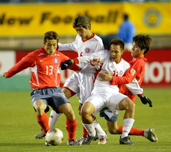 동아시아축구 홍콩전 동아시아연맹축구 선수권대회에 참가한 한국 국가대표팀이 지난 2003년 12월 4일 일본 도쿄국립경기장에서 가진 홍콩과의 경기에서 이을용이 홍콩의 라우 치 퀑과 스제토 만 천의 수비를 뚫고 공격을 시도하고 있다.