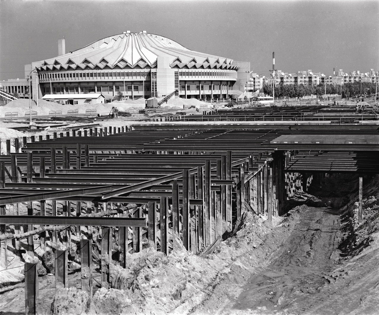 지하철 2호선이 완전 개통(1984)되면서 강남은 빠르게 발전한다.