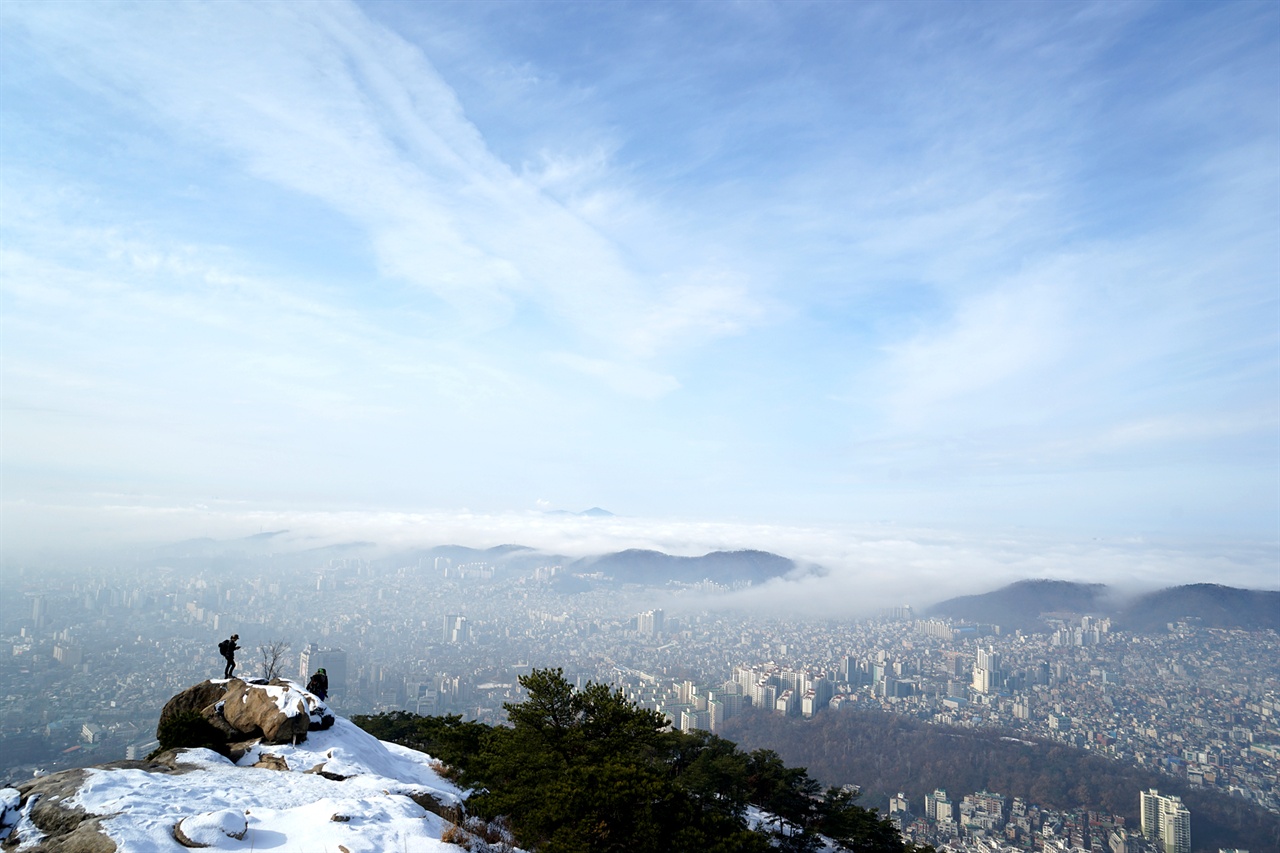 족두리봉 정상에서 바라본 서울 시내 풍경. 은평구 봉산 위로 운해가 덮여있다.