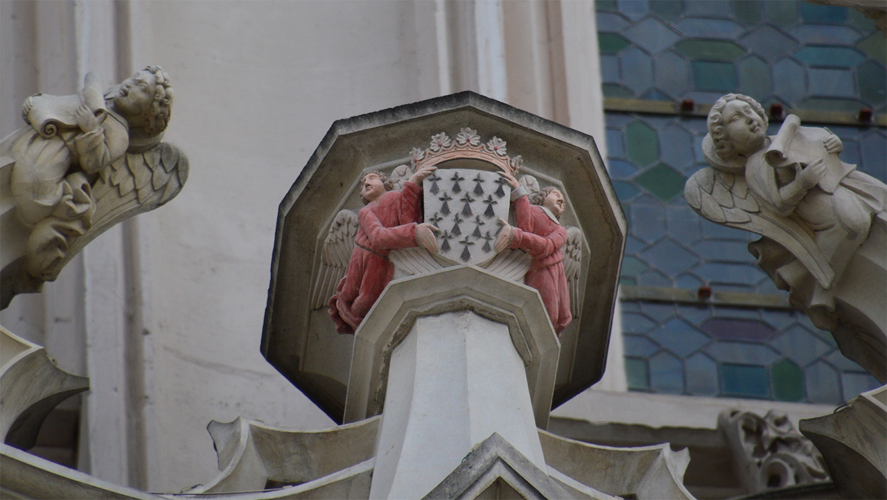 붉은 성의를 입은 천사들이 브르타뉴 가문을 상징하는 문장을 들고 서 있다.