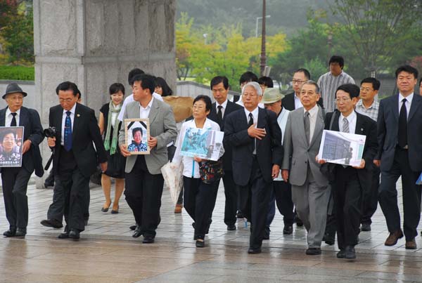 일본 변호사들과 지원단체 관계자들이 재판 원고로 참여했다가 돌아가신 김혜옥 할머니 묘소를 찾기 위해 국립5.18묘지에 들어서고 있다.(2009년 9월 12일)