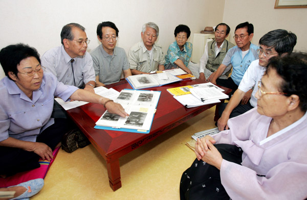우치가와 요시카즈 일본 변호단장(왼쪽에서 2번째)을 비롯한 일본 변호사와 지원단체 관계자들이 태평양전쟁희생자광주유족회 이금주회장님 댁을 찾아, 소송에 참여하고 있는 양금덕 할머니 등 원고들과 재판에 관해 얘기를 나누고 있다.(2005년 7월30일)