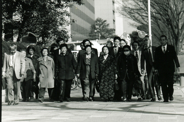근로정신대 피해 할머니들이 소장을 접수하기 위해 일본 지원단체와 변호단과 함께 나고야 지방재판소로 향하고 있는 모습(1999년 3월1일)