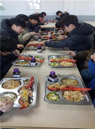 울산 세인고등학교의 8일 점심에 랍스터가 나오자 학생들이 즐거워 하고 있다. 