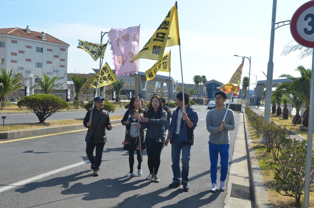 평화바람 식구들과 시민들은 아직도 해군기지 앞에서 깃발을 들고 있다.