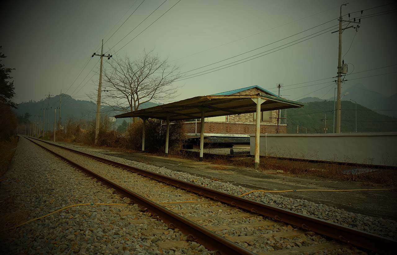 간이역이었던 입교역은 폐역됐지만 플랫폼 구실을 했던 구조물은 그대로 남아있다.