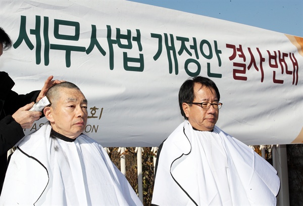 8일 오후 국회 앞에서 김현 변협 협회장 등 대한변협 간부들이 세무사법 개정안에 반대하며 삭발하고 있다. 