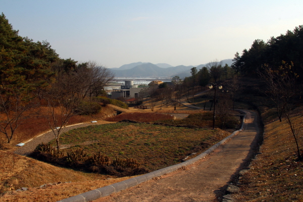 합천박물관 뒤편 옥전고분군으로 올라가는 길에 있는 ‘다라국의 뜰’