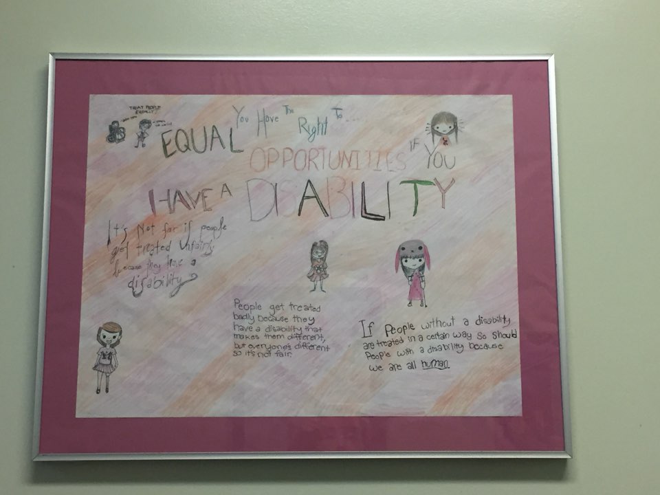 아이의 학교 복도에 전시된 그림. 아이들이 장애인에게도 균등한 기회를 주어야 한다는 것을 그림으로 표현했다.
