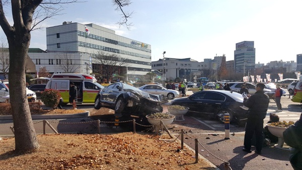 9일 낮 12시경 창원시청 앞에서 교통사고가 발생했다. 