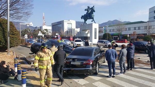 9일 낮 12시경 창원시청 앞에서 교통사고가 발생했다. 