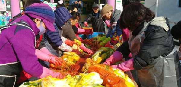  전국금속노동조합 경남지부 사회연대위원회가 9일 경남여성단체연합과 창원시지역아동센터연합회를 통해 김장김치 나누기를 벌였다.