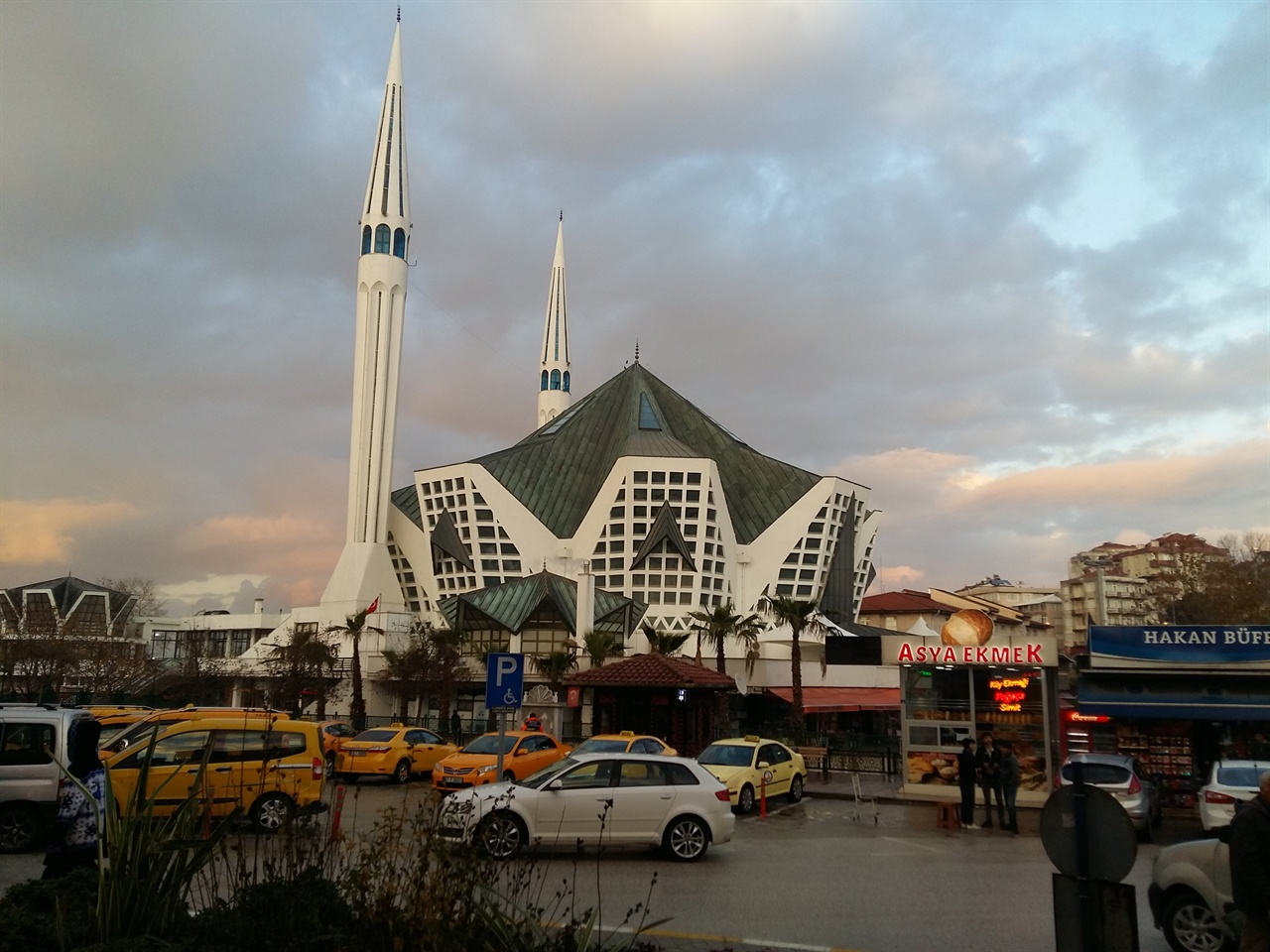 악차코차에 있는 이 모스크는 앵식이 독특하다.