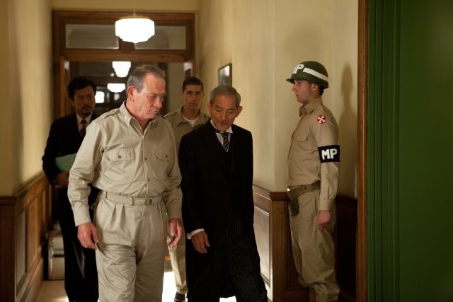 토미 리 존스가 맥아더로 분한 2012년 영화 <맥아더 : 일본 침몰에 관한 불편한 해석> 중 한 장면. 