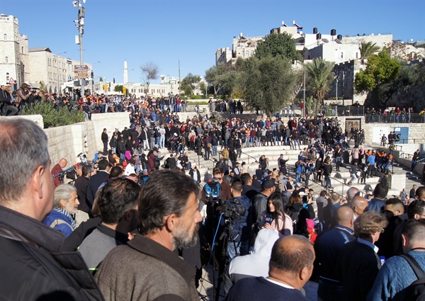 8일(현지시각) 오후 동예루살렘 올드시티(구시가지) 관문으로 통하는 다마스쿠스 게이트 주변이 이스라엘 경찰, 외신기자, 시위대 등으로 북적이고 있다. 