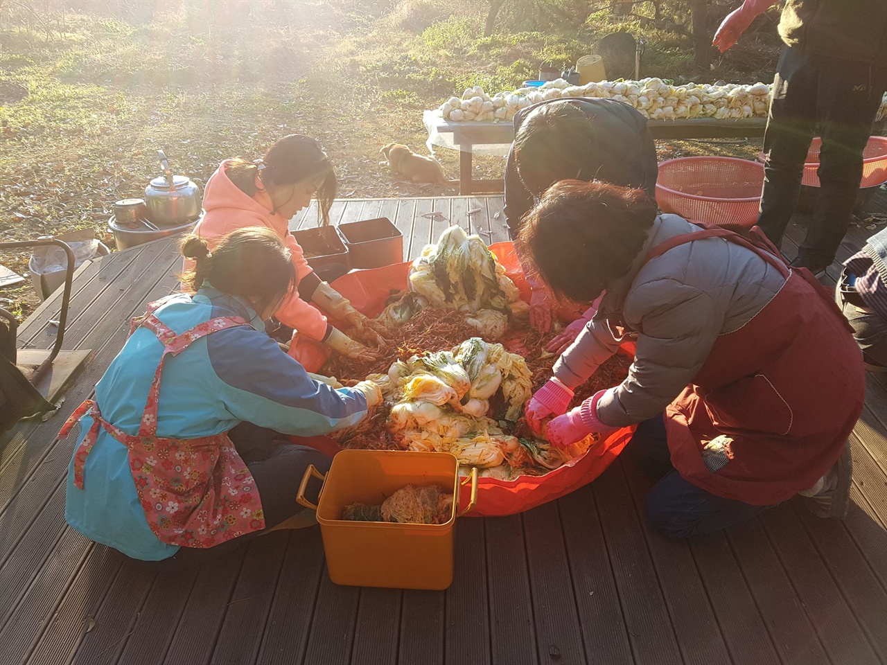  사돈댁과 손 아래 동서네까지 함께 했던 즐거운 김장잔치. 110포기나 했으니 손도 참 컸다.