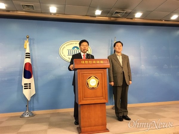 홍문종, 유기준 의원의 자유한국당 원내대표 경선 후보 단일화 기자회견.