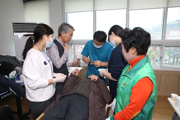 박종훈 경남도교육감은 마산 박윤규 치과원장 등과 함께 10일 통영 사량면사무소에서 의료봉사활동을 벌였다.