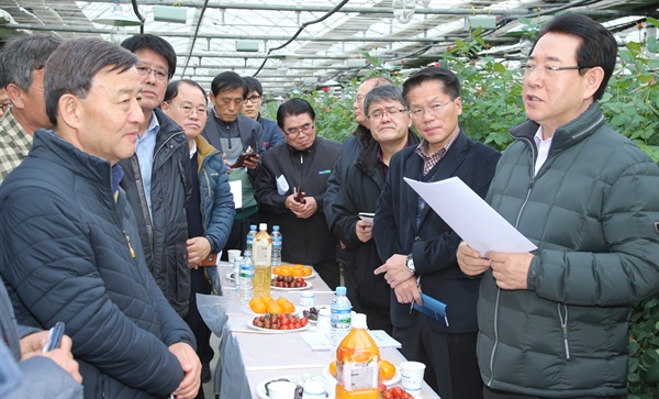 김영록 농림축산식품부장관이 한경호 경남지사 권한대행과 함께 10일 김해 화훼농가를 찾았다.