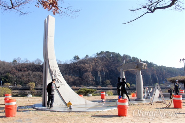  진주 경남문화예술회관 앞으로 옮겨진 형평운동기념탑.