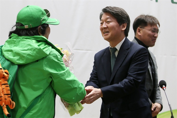 국민의당 안철수 대표가 10일 오후 광주 조선대학교에서 열린 '연대·통합 혁신을 위한 토론회, 안철수 대표에게 듣는다' 행사에서 지지자에게 꽃을 선물받고 있다.
